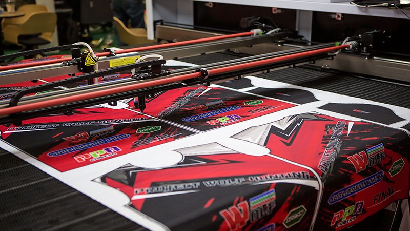 an automated cutting machine precisely cutting fabric for golf shirts